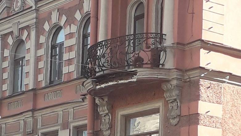 Зимой - сосульки, летом - кирпичи: чем опасны балконы старого Петербурга