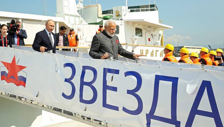 Путин и премьер Индии Моди прибыли на судостроительный комплекс "Звезда"