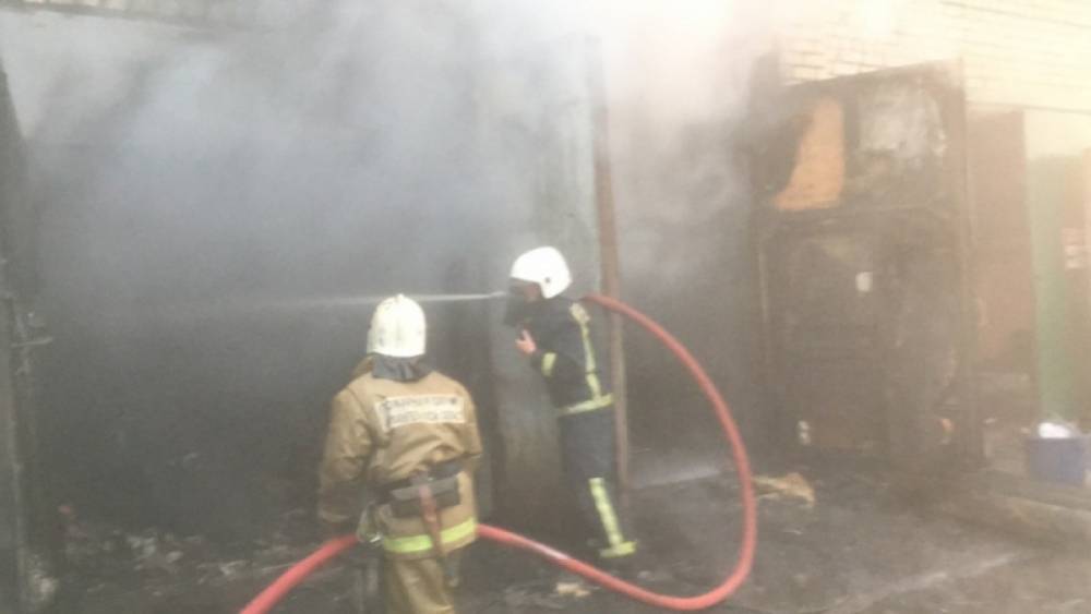 В Новодвинске несколько часов тушили пожар в гаражном кооперативе