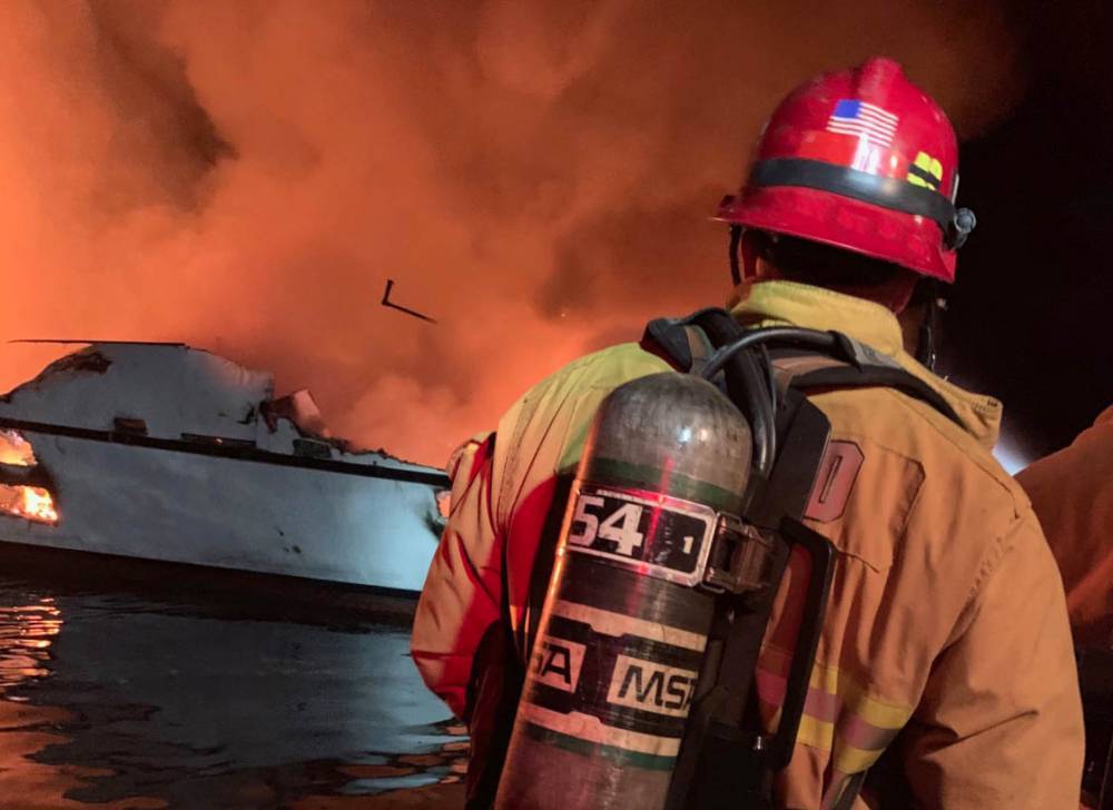Видео с места пожара на корабле в Калифорнии