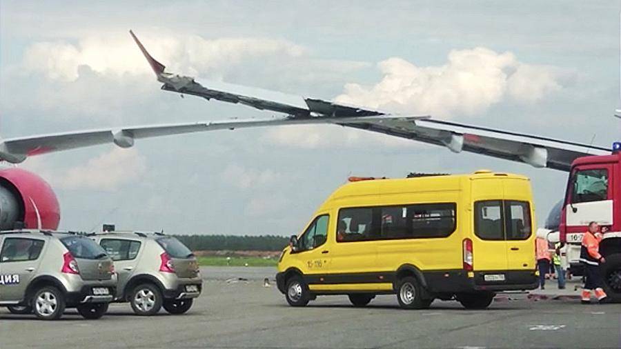 Пассажиры сняли последствия столкновения самолетов в Шереметьево