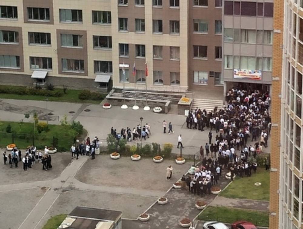 Первоклашек школы на Ленинском проспекте эвакуировали во второй учебный день