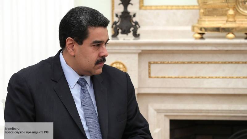 Мадуро анонсировал военные учения на границах с Колумбией