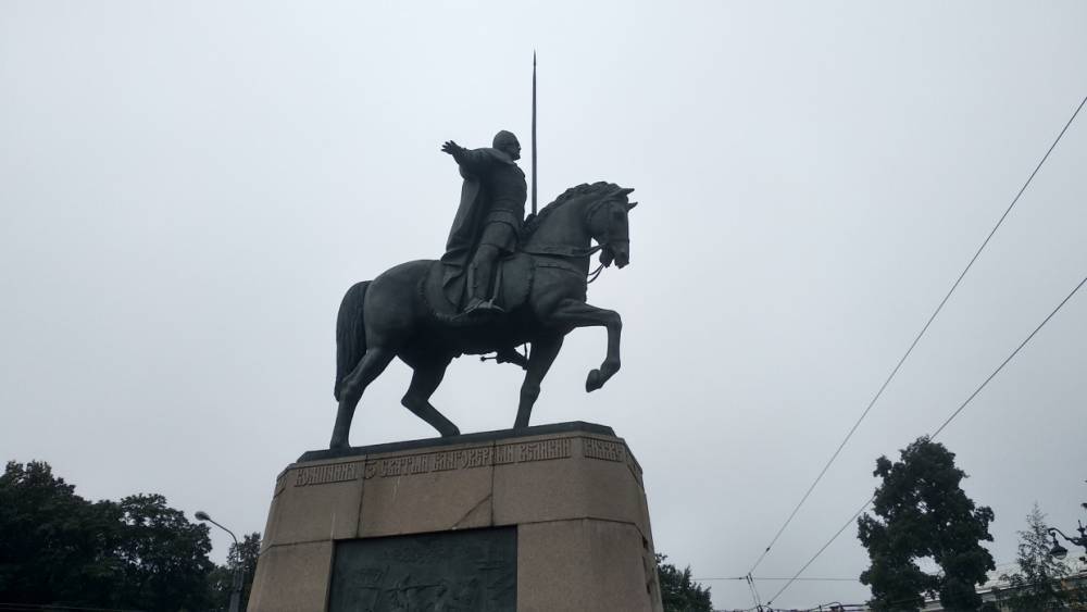 В Петербурге «устроили душ» памятнику Александру Невскому