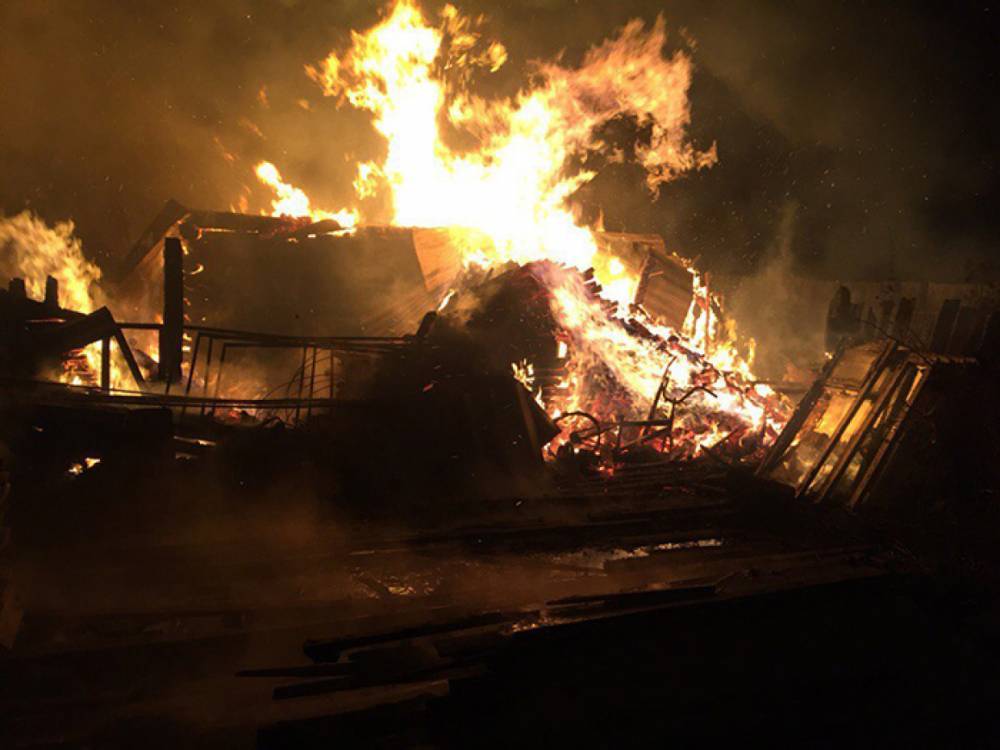 В Калининграде на Портовой поздно вечером сгорела заброшка