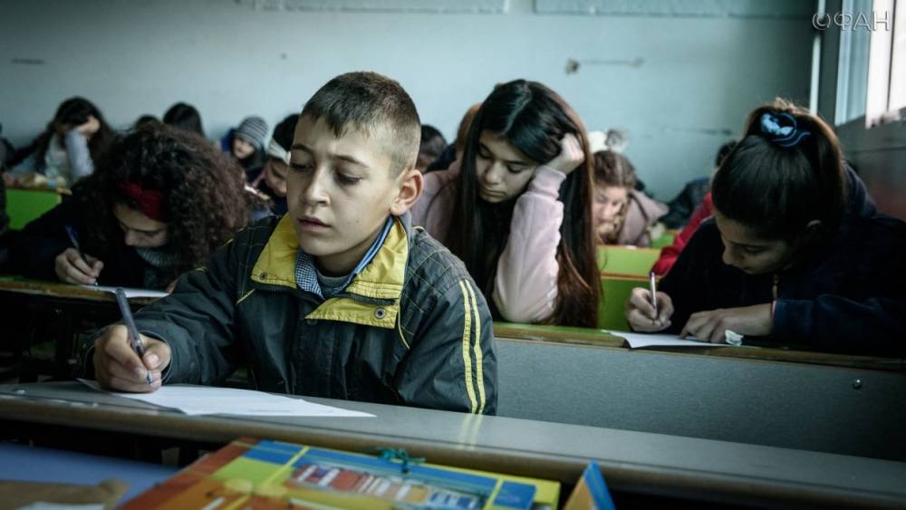 Российские военные вручили 350 школьных наборов сирийским ученикам