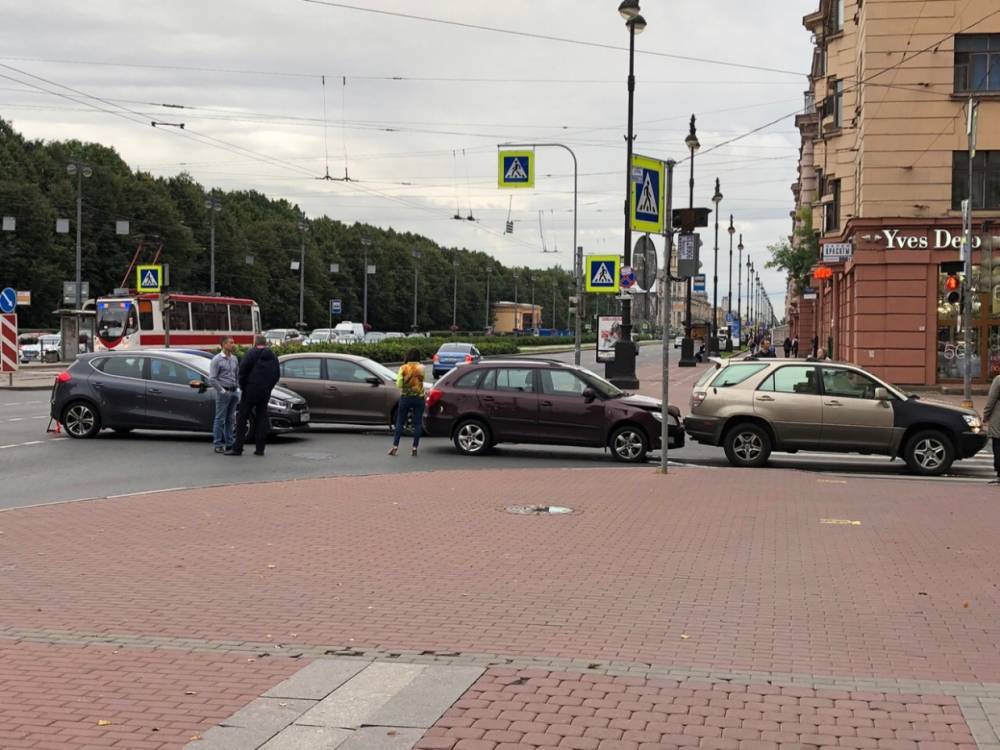 На Московском проспекте образовался вечерний затор из-за ДТП с тремя авто