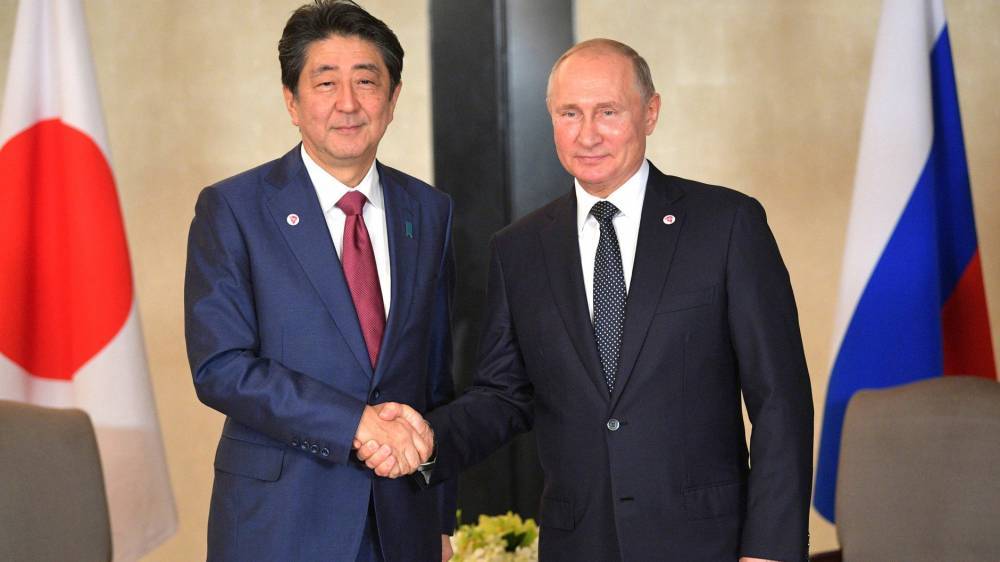 Абэ на встрече с Путиным планирует обсудить диалог по мирному договору