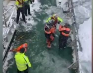 Появилось видео эвакуации людей с застрявшего во льдах шведского судна