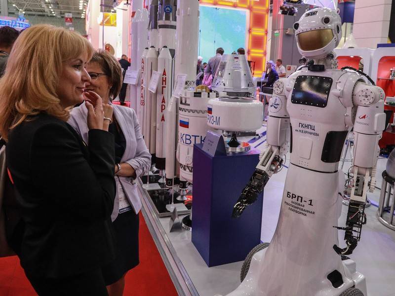 Большинство россиян готовы жить с роботами