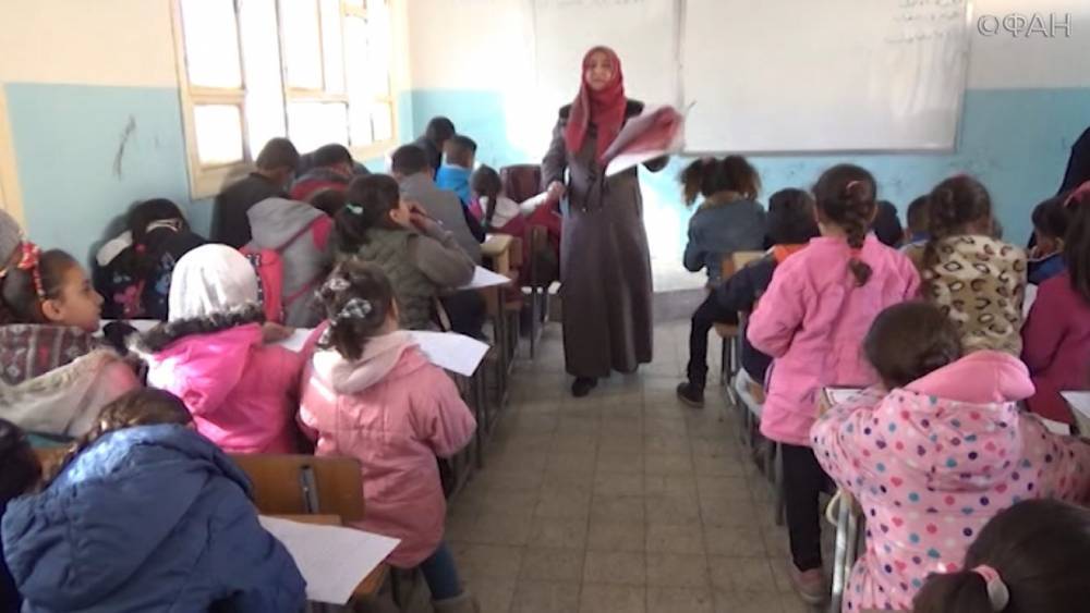 Российские военные вручили ученицам сирийской школы канцелярские наборы
