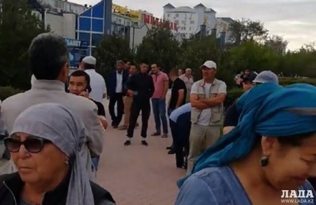 На западе Казахстана люди вновь собрались на митинг
