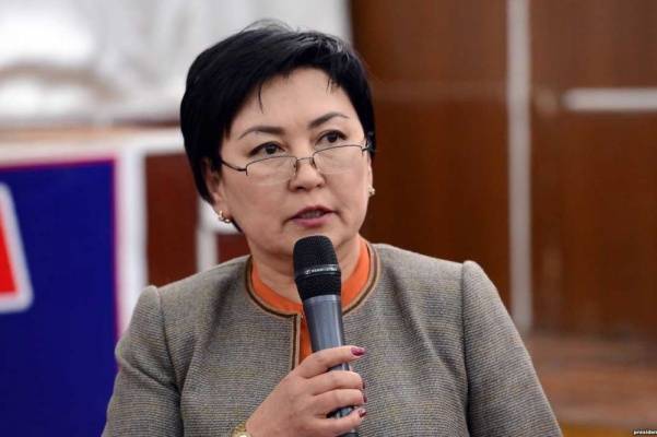 В Киргизии после громкого скандала уволена министр образования