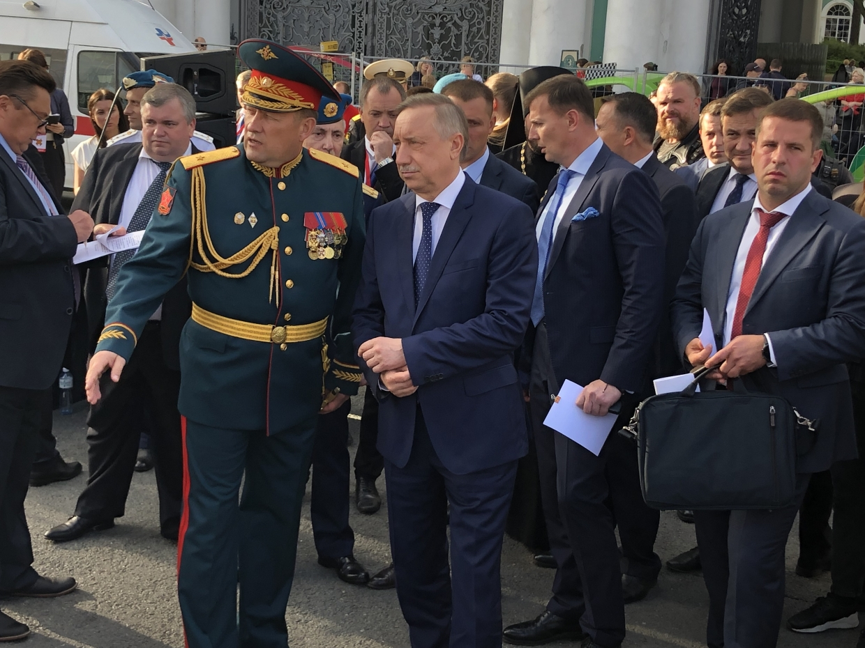 Беглов на Дворцовой площади поздравил военнослужащих ЗВО с Днем российской гвардии