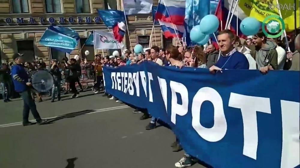 «Оппозиция» выпустила книжку о том, как уличными погромами испортила петербуржцам Первомай