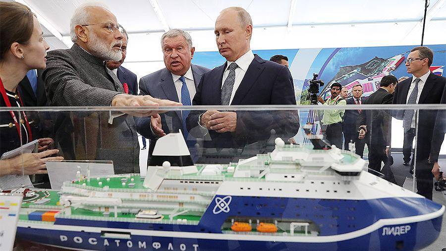 Путин ознакомил Моди с крупнейшей судостроительной верфью в России