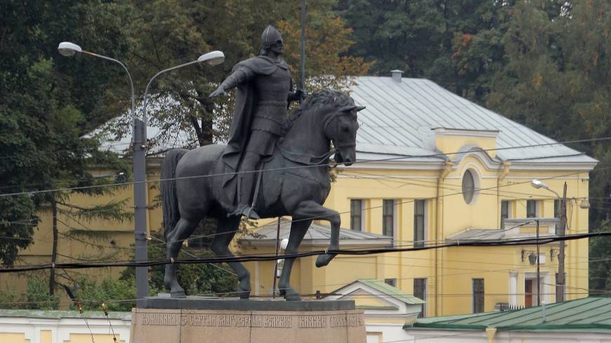 В Петербурге от грязи и пыли отмыли памятник Александру Невскому
