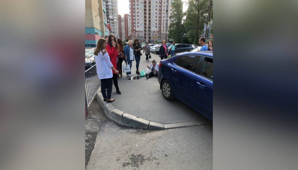 На Пулковской улице водитель Kia сбил пенсионерку с пакетами и пытался скрыться
