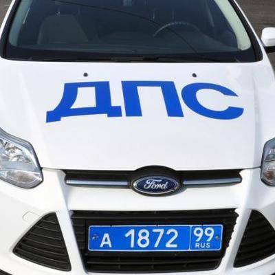 Легковой автомобиль въехал в остановку в Пскове, водитель погиб