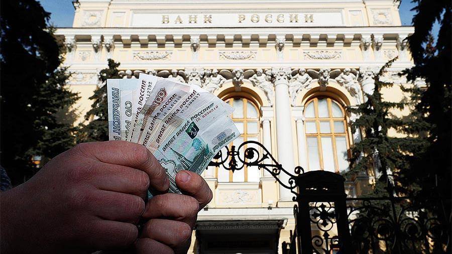 Доля краткосрочных вкладов россиян за год упала в полтора раза