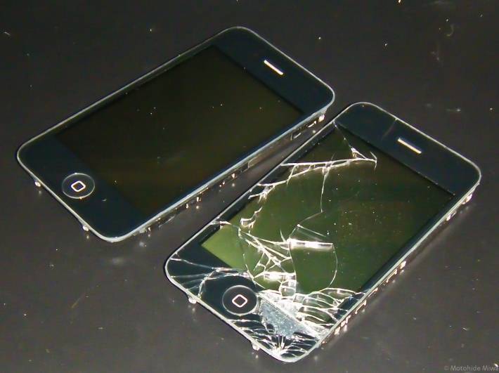 Разбитый телефон может испортить здоровье его хозяину