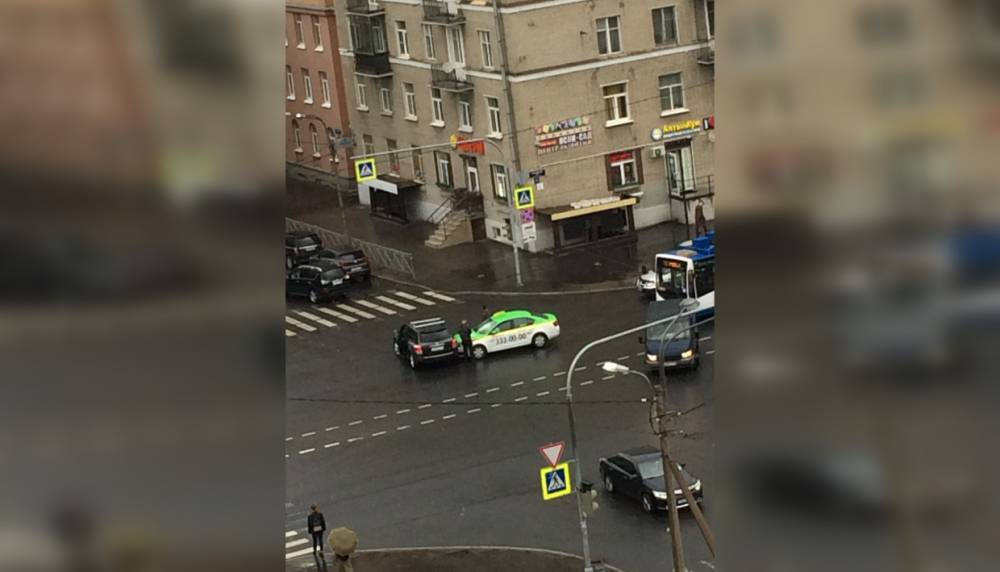 «Таксовичкоф» въехал в кроссовер на Благодатной улице и спровоцировал пробку