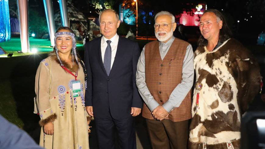 Путину и Моди на ВЭФ подарили нефритовые четки и амулет на счастье