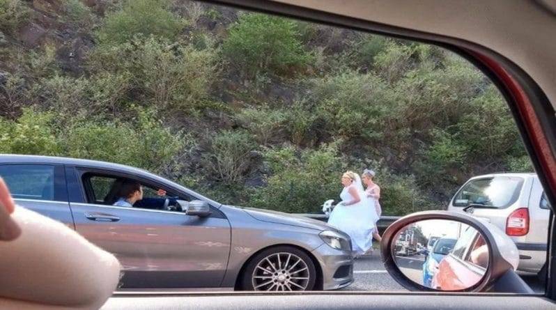 Невеста застряла в дорожной пробке и готова была отменить торжество, когда ей на выручку приехали офицеры полиции
