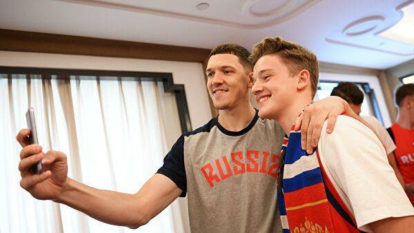 Сборная России провела встречу с болельщиками на Кубке мира в Китае