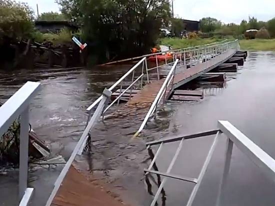 На Урале долгожданный мост рухнул спустя день после открытия