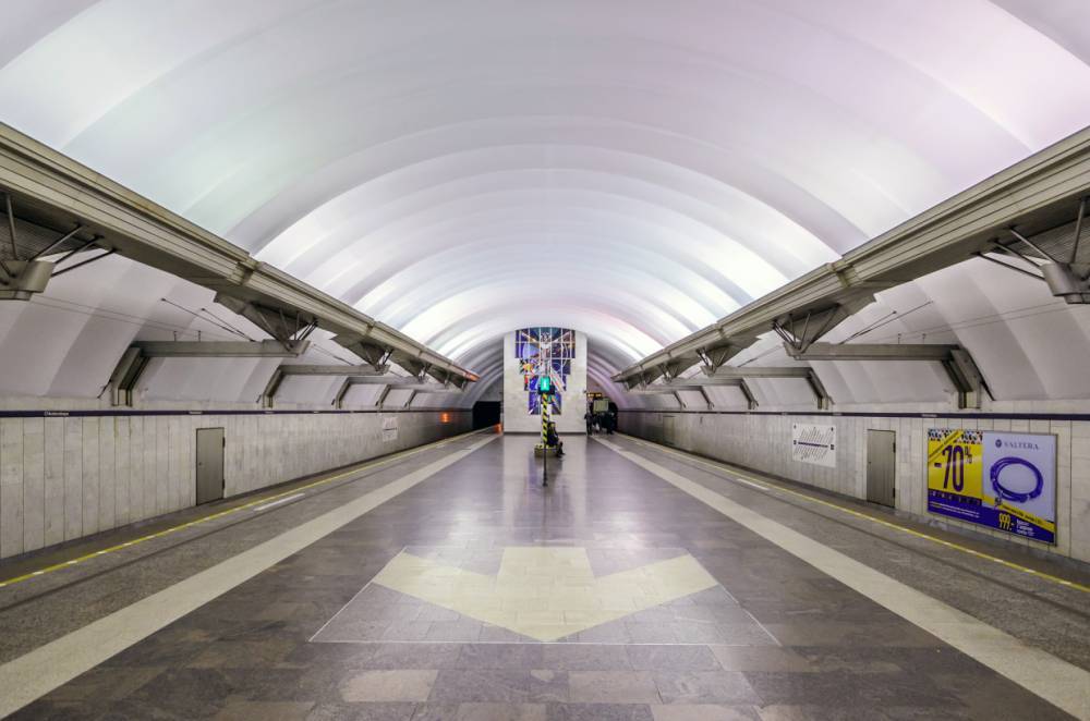 Маленькую петербурженку затянуло в работающий эскалатор на станции метро «Чкаловская»