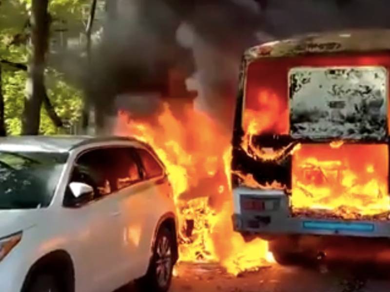 Видео горящего катафалка с гробом в Нижнем Новгороде появилось в Сети