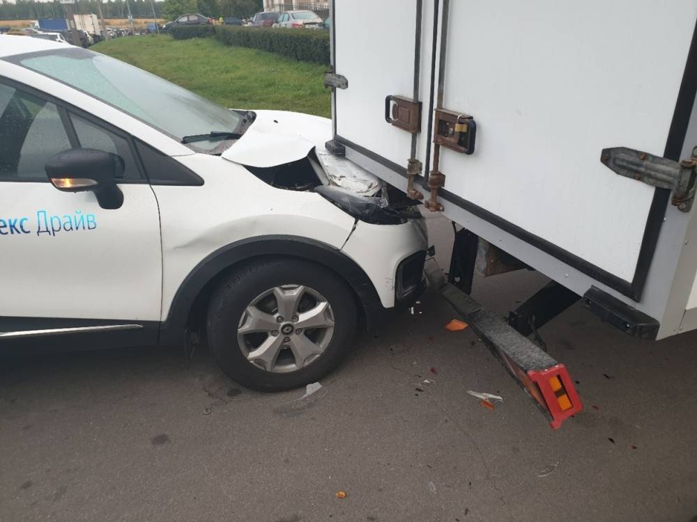 «Яндекс.Драйв» припарковался в ГАЗели на Передовиков, повредив себе капот