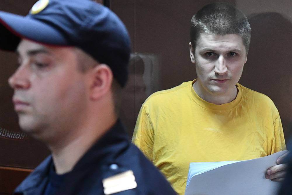 Суд в Москве приговорил блогера Владислава Синицу к пяти годам колонии за призывы к насилию над детьми силовиков