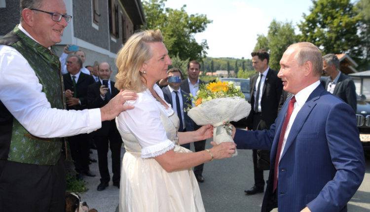 Карин Кнайсль, на свадьбе которой гулял Путин, поделилась мечтами о России