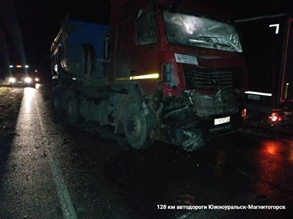 На автодороге Южноуральск-Магнитогорск произошло ДТП с двумя фурами и погрузчиком