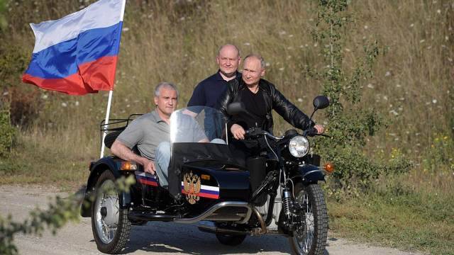 Аксенов объяснил, почему ездил с Путиным на мотоцикле без шлема