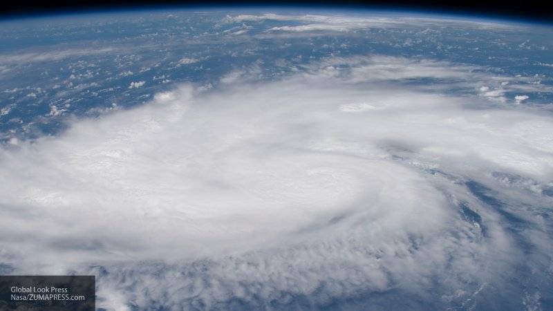 Бушующий в Атлантике ураган "Дориан" снова усилился до третьей категории