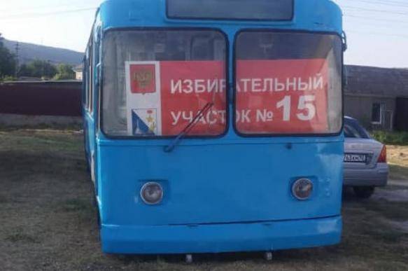 В Севастополе избирательный участок оборудовали в старом троллейбусе