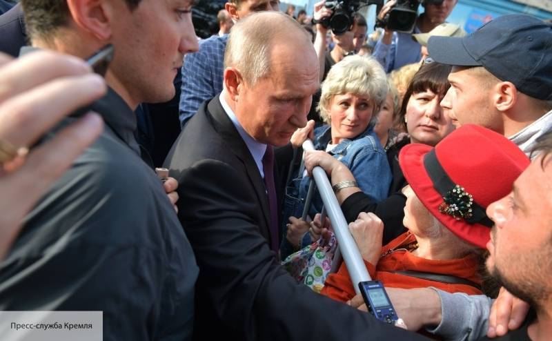Путин с подножки автомобиля пообещал тулунчанам, что все уладит