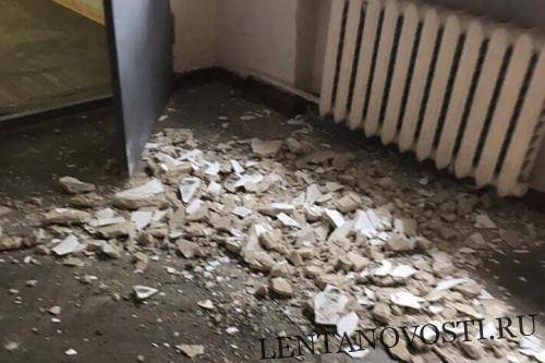 В омской школе на девочку обрушился потолок, ребенка увезли в больницу