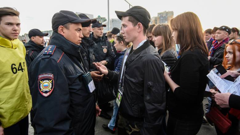 Полицейский рассказал о базах участников протестов и футбольных фанатов