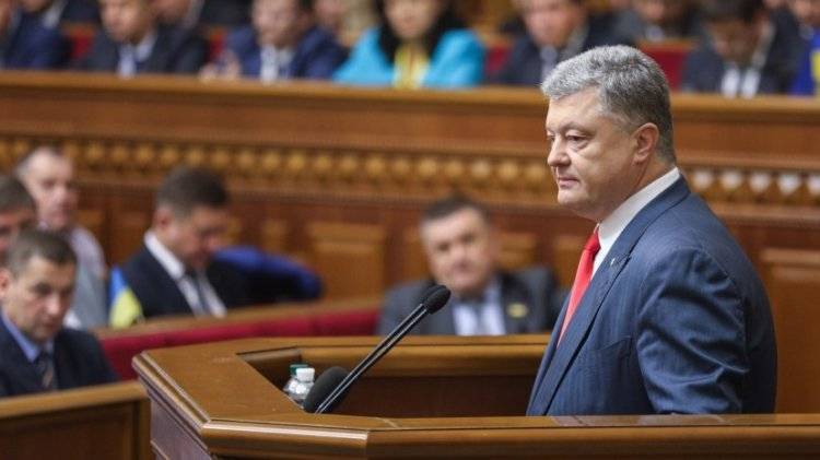 Экс-депутат Украины назвал неуместным кривляния Богдана за спиной Порошенко в Раде