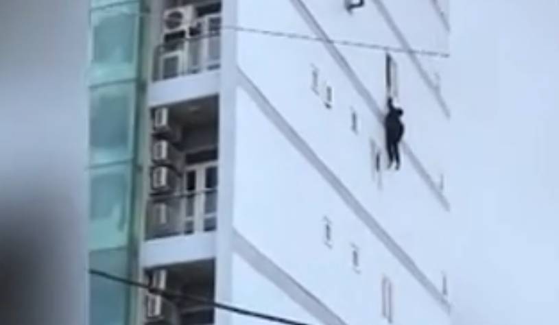 Видео: мужчина выжил после двух падений с высоты за минуту