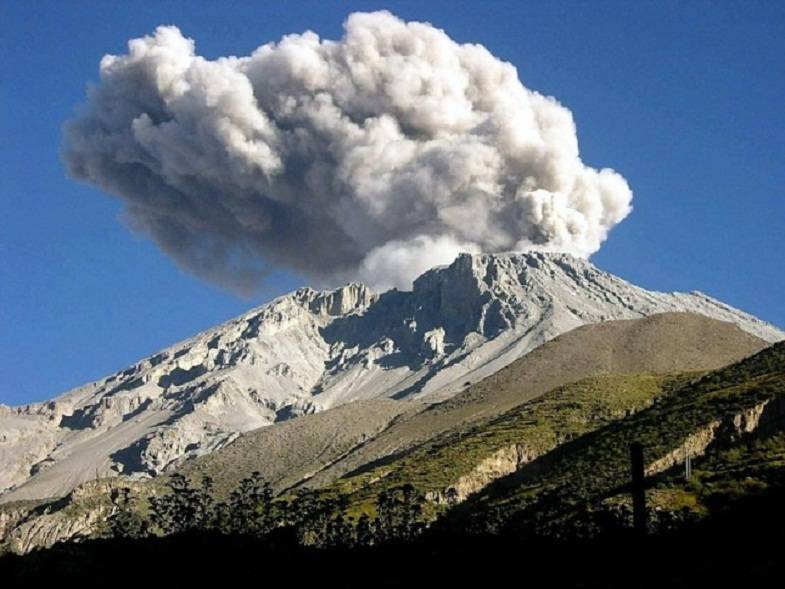 Взрыв произошел в кратере вулкана в Перу