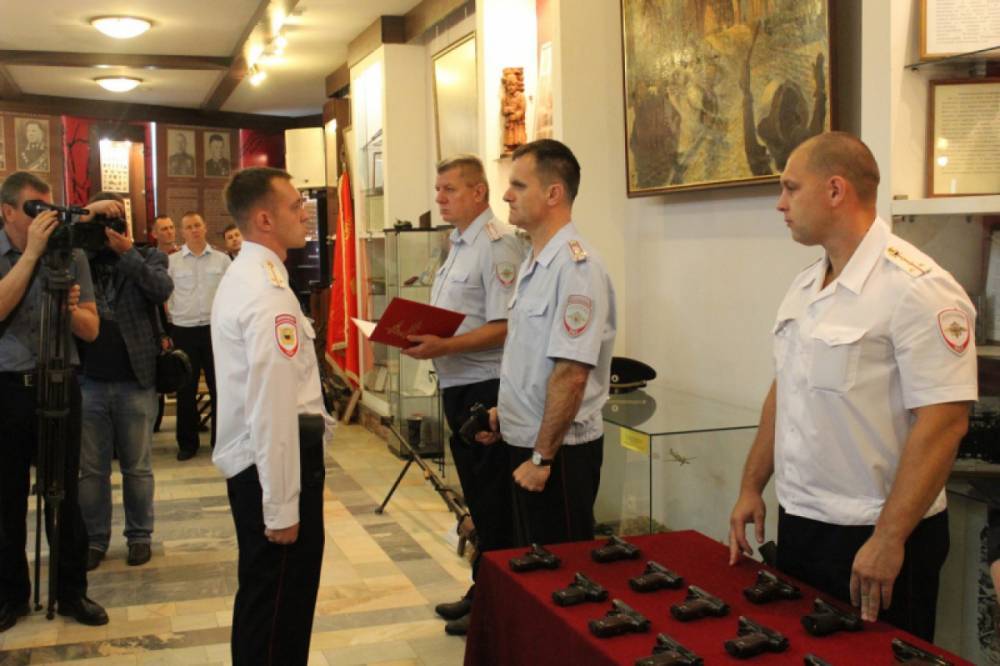 В Великом Новгороде 15 молодых сотрудников полиции получили табельное оружие