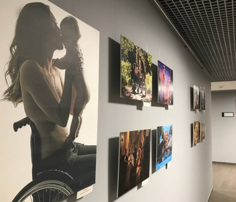 Выставка фотографий и картин людей с особенностями здоровья открылась в Павловске