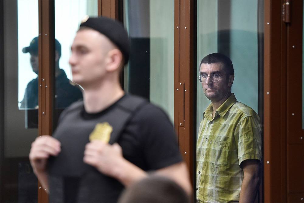 Суд в Москве приговорил к 3,5 годам Евгения Коваленко, бросившего урну в бойца ОМОН