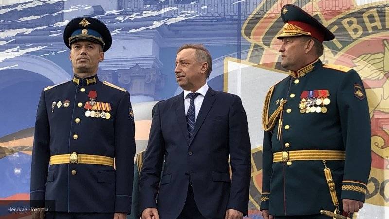 Беглов наградил военнослужащих ЗВО на Дворцовой площади