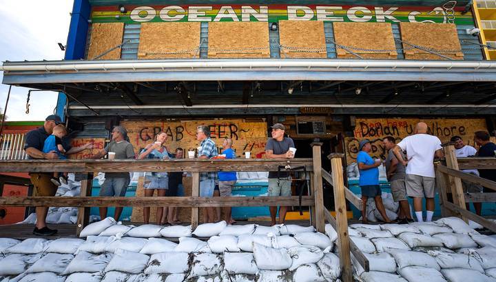 Власти США призывают граждан спасаться от сильнейшего урагана "Дориан"